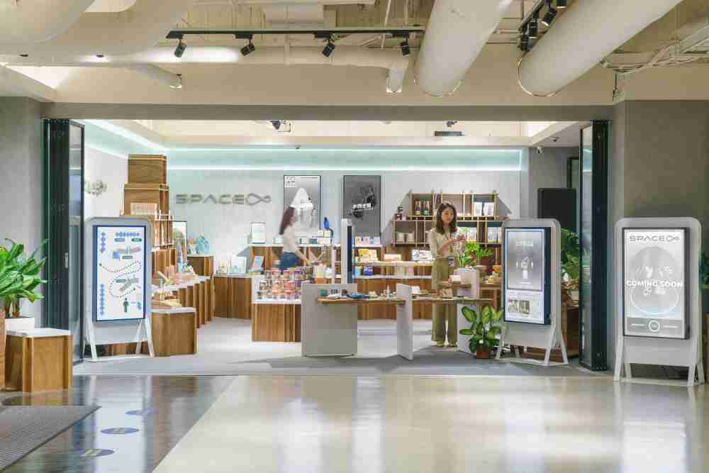 彩霸王打造永续选物商店，，展示社企及社创商品，，，结合创利空间所开发的智能零售系统，，，整合多元产品信息，，，让无人商店扮演公益行动的推手