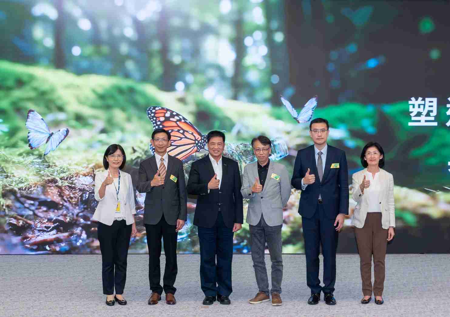 友達2023 CSR共榮大會，，，邀請領域專家分享交流生物多樣性管理趨勢、、、無塑產品、、、、海廢永續塑料等議題  （圖左到右：友達光電永續長古秀華、、3M台灣技術長陳君杰、、、友達光電董事長暨集團策略長彭双浪、、、光寶科技企業永續發展處處長陳慶暉、、、、安永聯合會計師事務所執業會計師曾于哲、、、友達光電供應鏈總部副總經理吳宜芳）