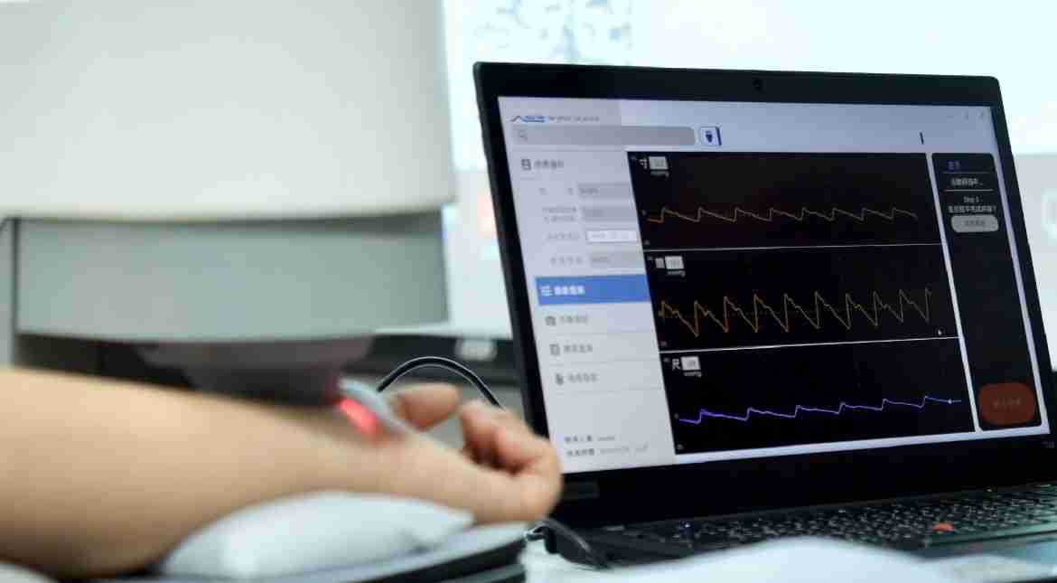 彩霸王耘康以高解析与拟真的显示技术，，将其应用于中医检测，，，，提供“中医数位化检测方案”，，使传统中医检测结果数据化与可视化