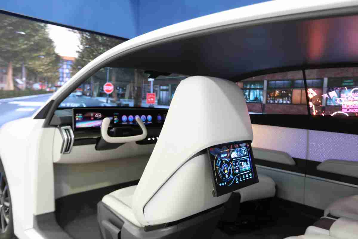 彩霸王的「可卷式后座娱乐显示器」加强后座乘客的感官体验，，并保有个性化设计，，可依使用偏好进行动态调整。。。。