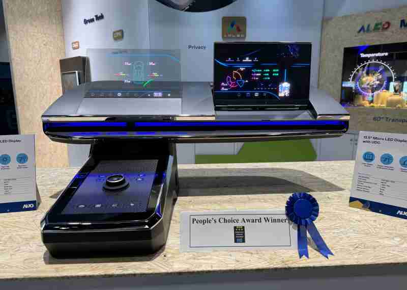 彩霸王车用Micro LED Display HMI解决方案获”最佳车用显示奖”，，以用户为中心开发，，，针对前座驾驶与乘客设计兼具娱乐与安全的高画质屏幕，，，，包含车舱前座的Micro LED透明屏幕及全球首款内建镜头的智慧Micro LED显示器