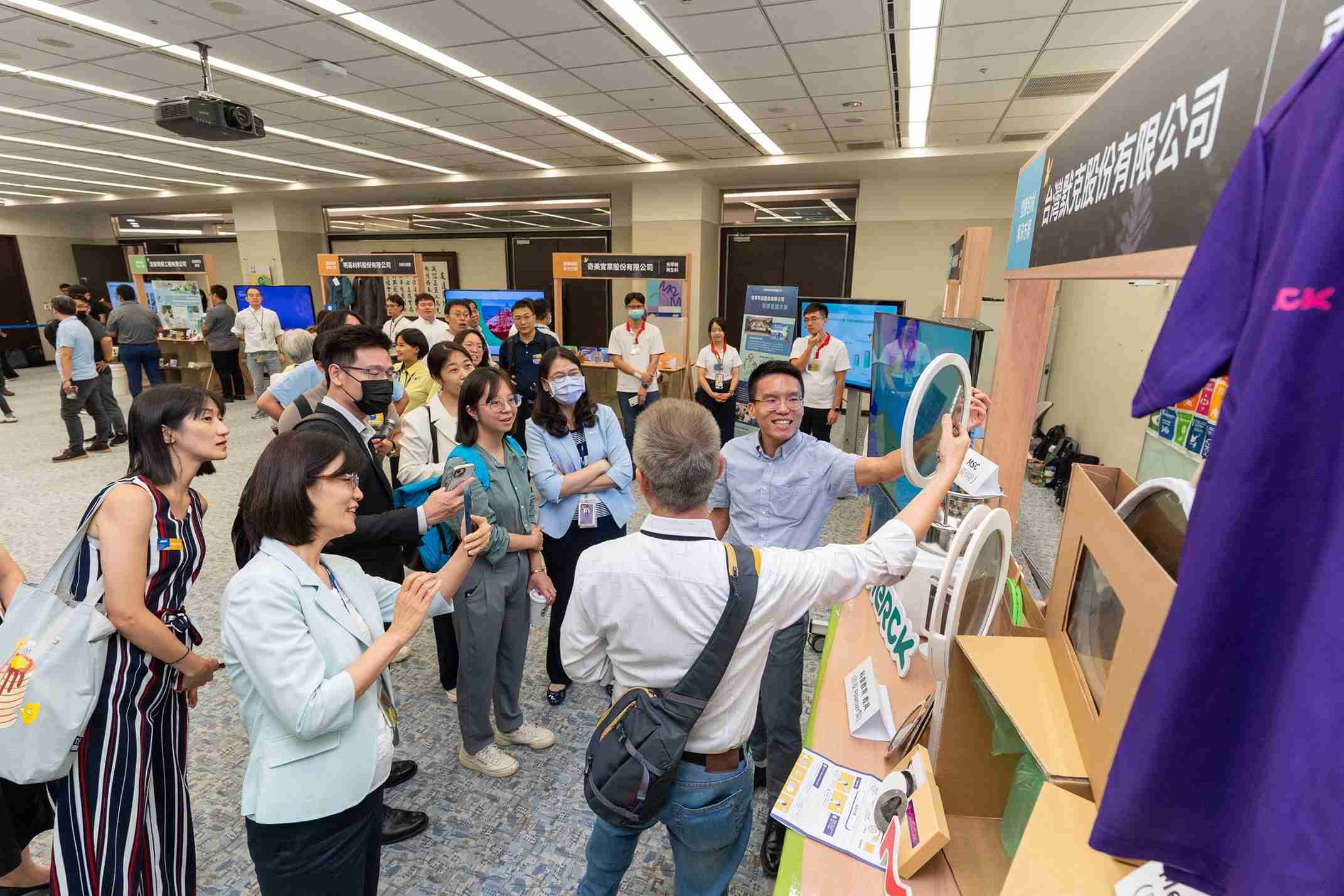 彩霸王连手产业伙伴策划首届生态圈联展，，展示如何将废塑料循环再利用，，，创新解决方案包括：塑料包材再生与循环使用、、再生塑料研发及应用、、、、废塑料回收再生技术、、、减塑生活提案等