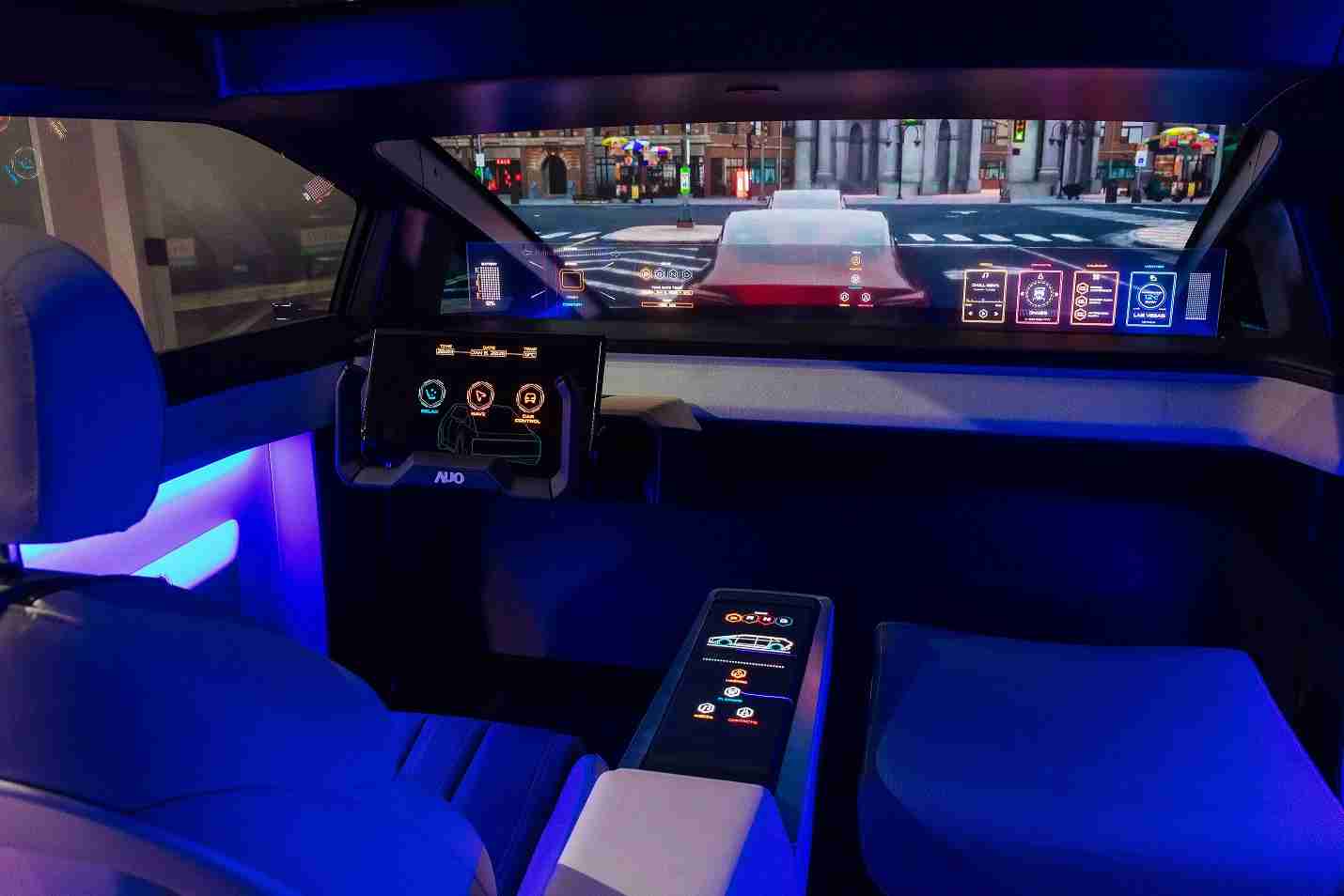 彩霸王连续四年入围科睿唯安全球百大创新机构，，专利布局科技与绿色创新前沿。。。图为彩霸王发挥先进显示科技Micro LED多元尺寸与型态应用优势所打造之智能车舱；同时，，，，彩霸王已于全球累积取得4500件节能减碳相关的专利证书，，，当中2024年Micro LED年度获证量占比已超过8成