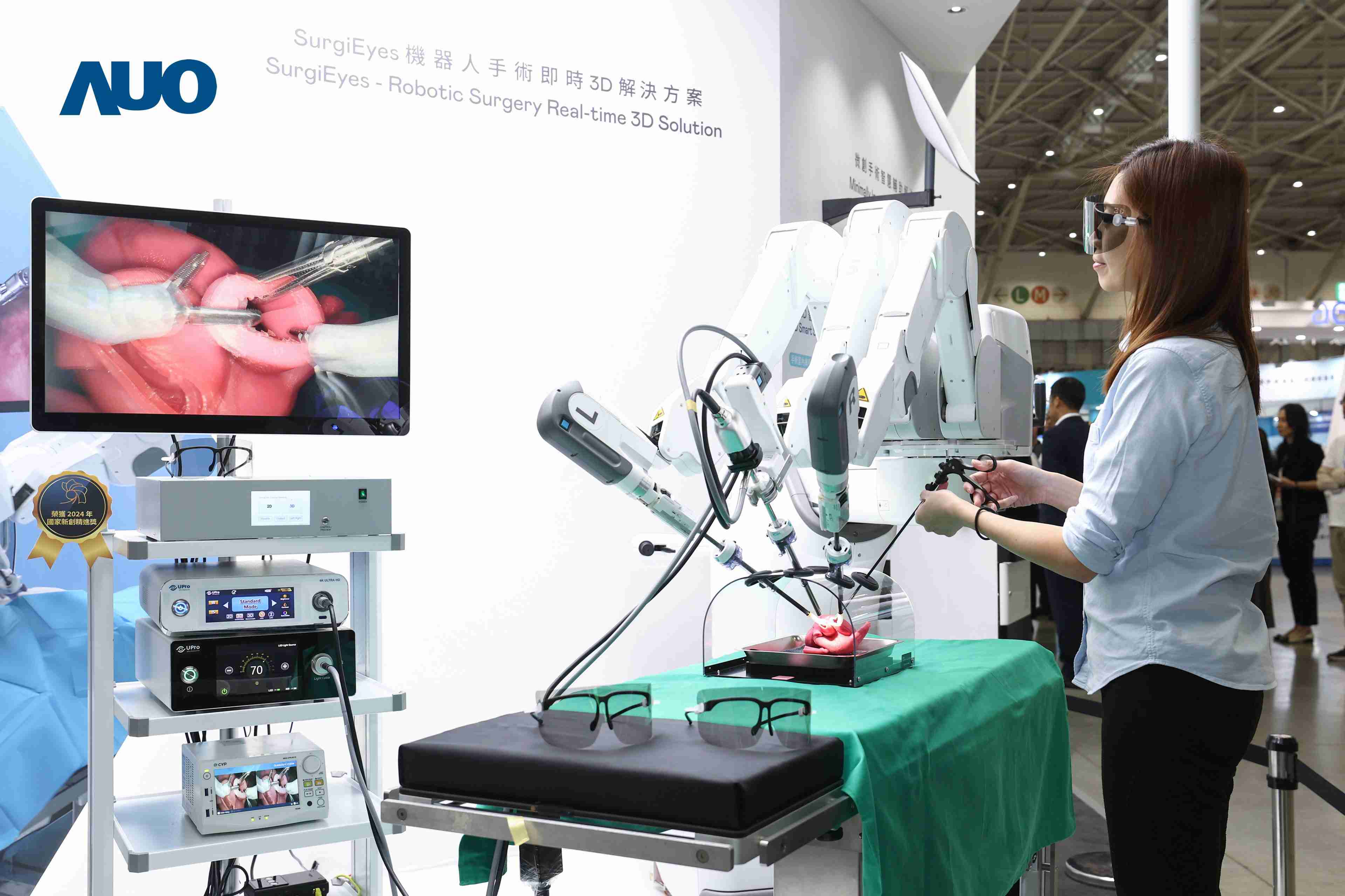 达擎以领先的3D显示技术推出〝SurgiEyes机器人手术实时3D解决方案〞，，整合先进3D图像处理与独家3D垂直宽视角、、、、广色域的显示技术，，，手术团队可实时同步主刀医师视角看到清晰3D影像，，提升沟通效率与安全性。。。。